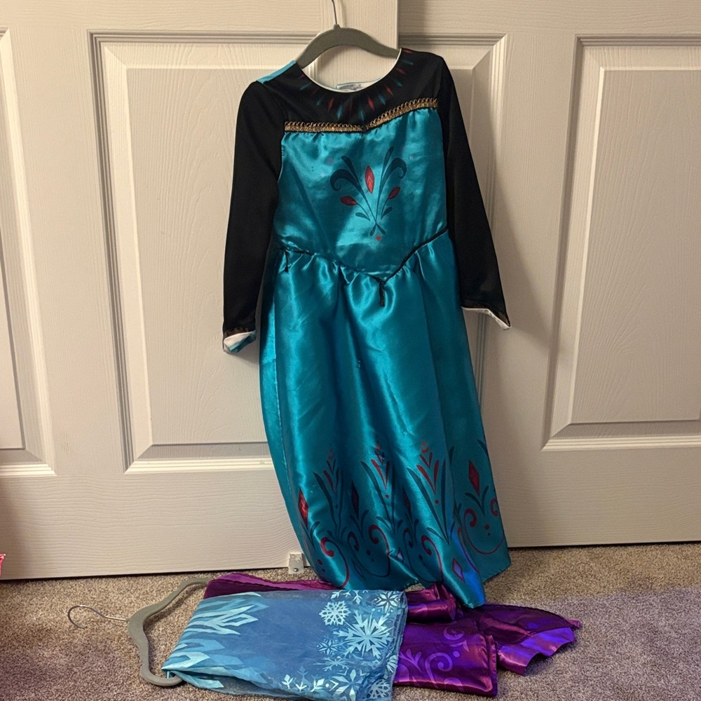 2x Elsa costumes in 1!